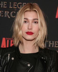 hailey baldwin corte midi