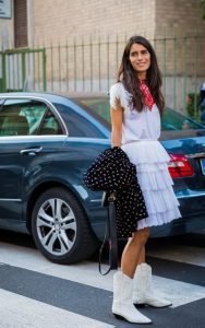 vestido y botas vaqueras street style