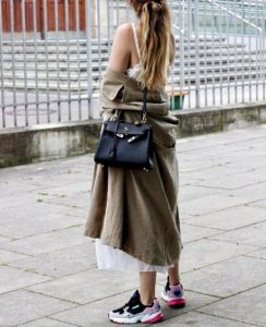 look de trench coat con zapatillas