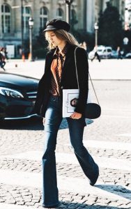 pantalones de campana oscuros