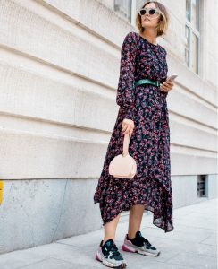 maxi vestido cion zapatillas falcon de adidas