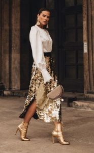 falda de lentejuelas invitada