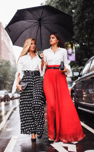 look pantalón palazzo lunares invitada