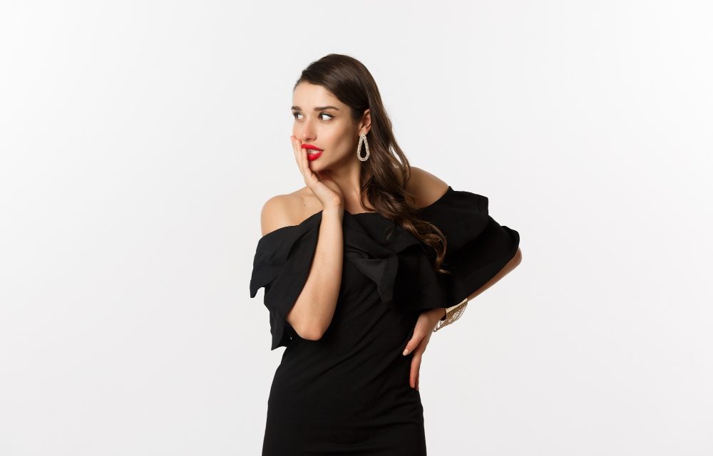 ¿Vestirás un vestido negro? Dale un toque de estilo personal