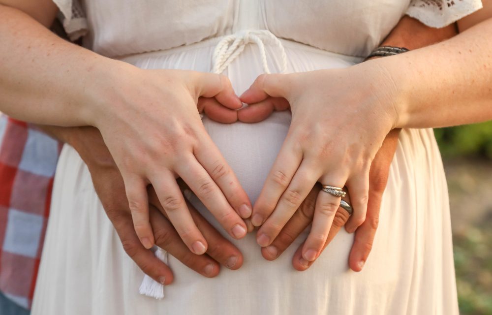 Cómo vestir durante el embarazo: claves para crear looks de premamá sin perder el estilo