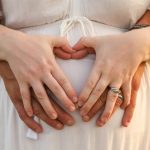 Cómo vestir durante el embarazo: claves para crear looks de premamá sin perder el estilo