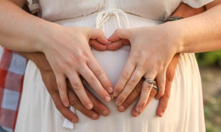 Cómo vestir durante el embarazo: claves para crear looks de premamá sin perder el estilo