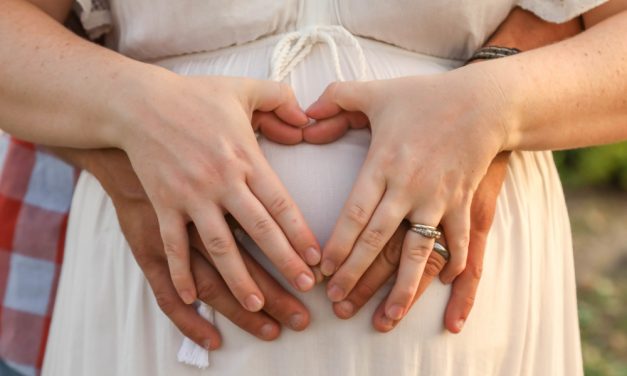 Cómo vestir durante el embarazo: claves para crear looks de premamá sin perder el estilo