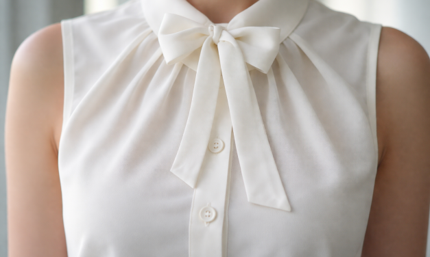 La camisa con lazo al cuello, una de las tendencias más visibles de esta primavera